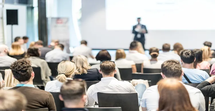 Vignette actualité - Personnes dans un congrès